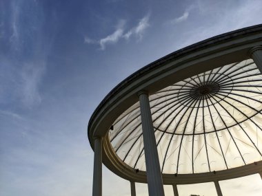 Sabahları güzel bir atmosfer ve eğlence parkında büyük beyaz bir çardak.