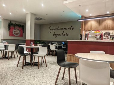 Malezya, 25 Mayıs 2022: Gizli Tarif Kafe 'de iç mekan ve yemek.