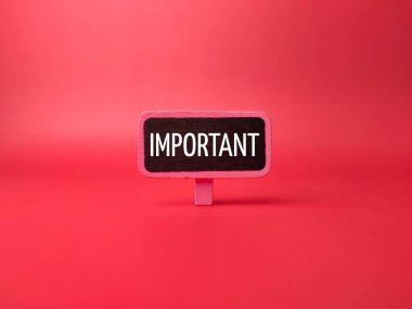 Kırmızı arka planda IMPORTANT sözcüğü olan renkli ahşap tahta