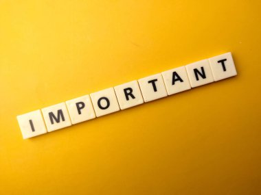 Sarı arka planda IMPORTANT sözcüğüyle en üstteki oyuncak kelime