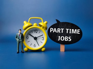Çalar saat ve minyatür insanlar mavi arka planda part time işleri