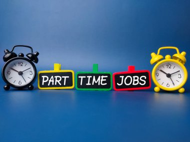 Mavi arka planda part time işleri yazan çalar saat