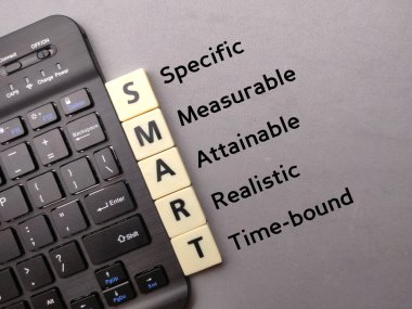 Gri arkaplanda SMART sözcüğüyle üst görünüm kablosuz klavye.
