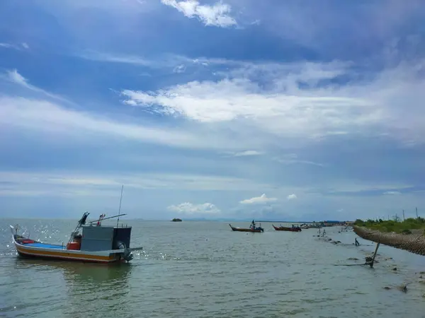 Малайзия Мая 2022 Года Рыбацкая Лодка Припаркованная Пляже — стоковое фото