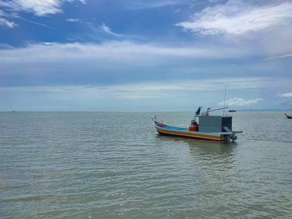 Малайзия Мая 2022 Года Рыбацкая Лодка Припаркована Пляже — стоковое фото