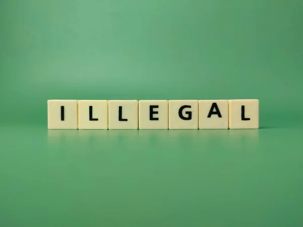 Leksaker Ord Med Ordet Illegal Grön Bakgrund — Stockfoto