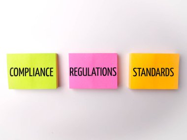 Renkli yapışkan notta beyaz arkaplan üzerinde COMPLICE REGULAONS STANDARDS sözcüğü