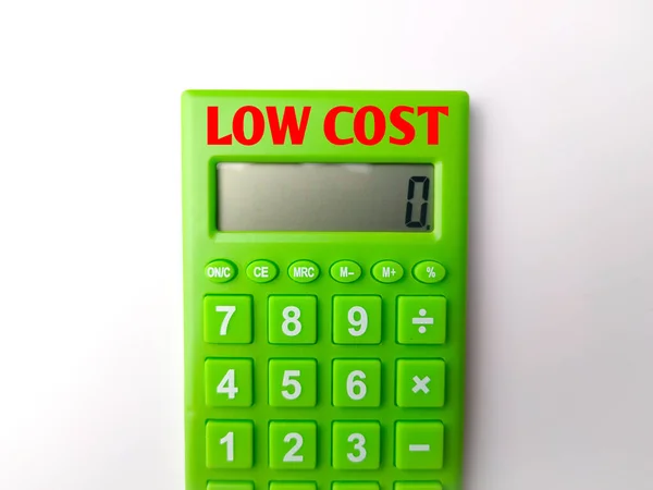 Calcolatrice Verde Con Parola Low Cost Sfondo Bianco — Foto Stock