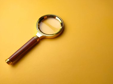 Klasik Brass Renkli Cep Büyüteç Büyüteç Hediyesi 60mm Sarı zemin üzerinde taşınabilir.