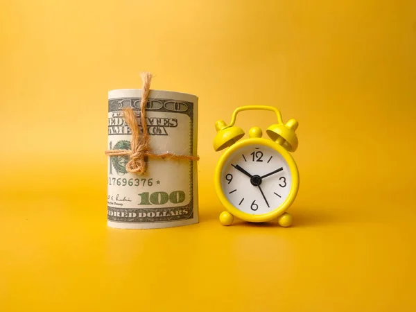 Sarı Alarm Saati Sarı Arka Planda Banknotlar Zaman Kavramı Paradır — Stok fotoğraf
