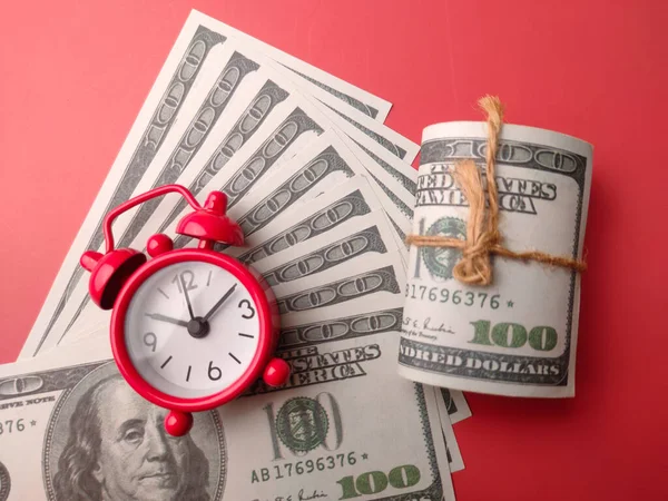 Kırmızı Alarm Saati Kırmızı Arka Plandaki Banknotlar Zaman Kavramı Paradır — Stok fotoğraf