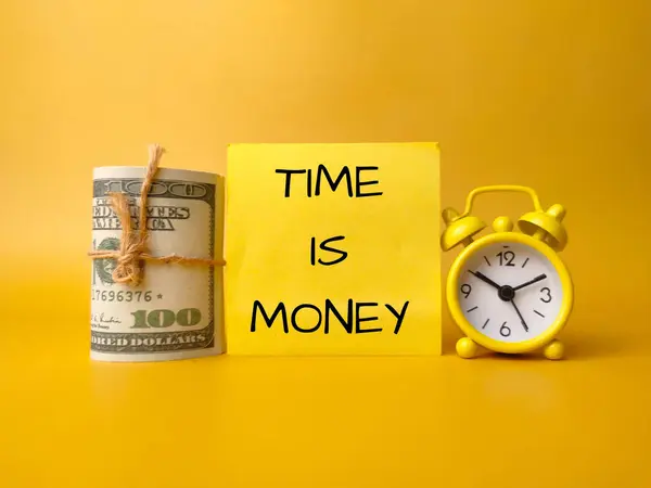 Time Money という言葉のついた紙幣と時計は黄色の背景にあります — ストック写真
