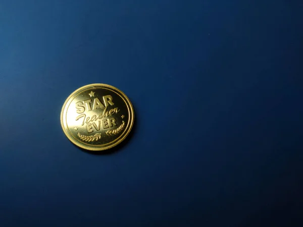 Золотая Монета Подарок Счастливого Дня Учителя Синем Фоне Копировальным Пространством — стоковое фото