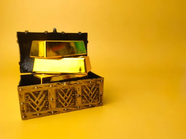 Κουτί Θησαυρού Ράβδο Χρυσού Κίτρινο Φόντο — Φωτογραφία Αρχείου