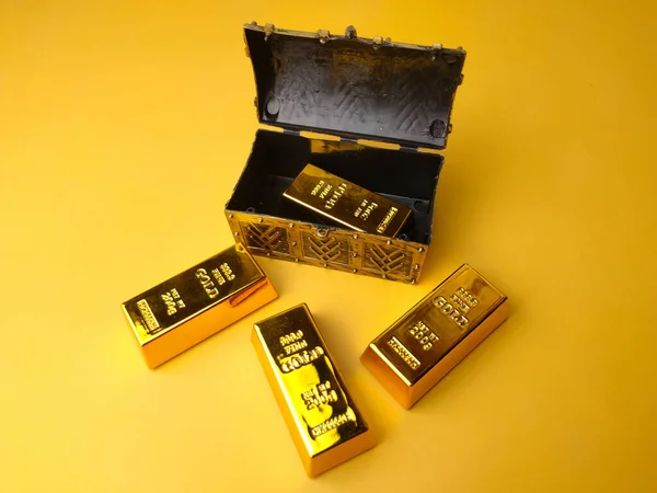 Sarı Arka Planda Altın Külçeli Hazine Kutusu — Stok fotoğraf