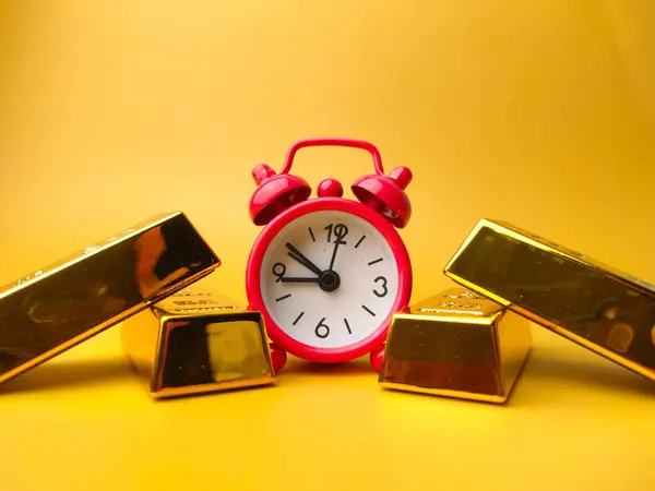 時計の概念的なイメージとゴールドバー 時間は金だ — ストック写真