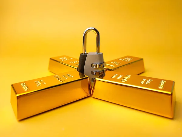 Goldbarren Und Vorhängeschloss Finanzkonzept Und Konzeptionelles Bild Auf Gelbem Hintergrund — Stockfoto