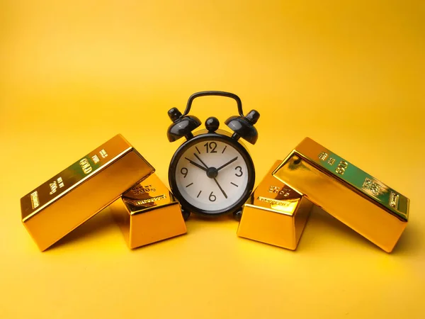 Золотой Слиток Концептуальным Изображением Часов Время Золото — стоковое фото