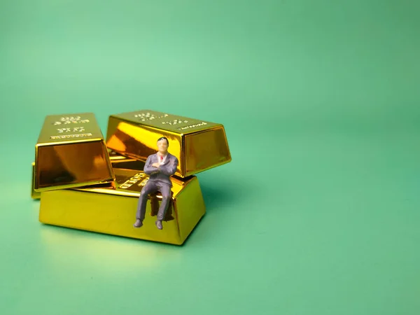 Minyatür Insanların Olduğu Altın Çubuk Finans Kavramı — Stok fotoğraf