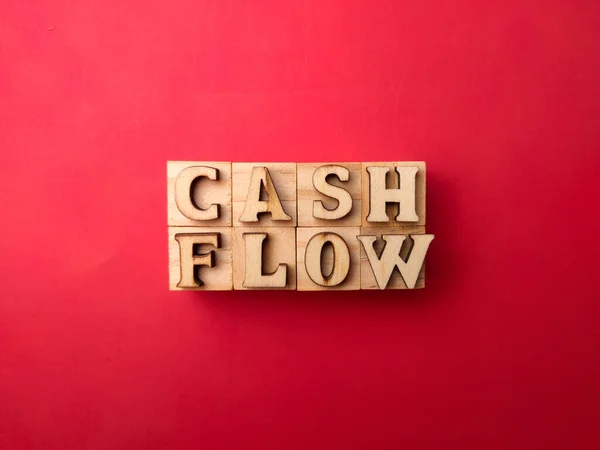 Деревянные Буквы Слове Cash Flow Красном Фоне — стоковое фото