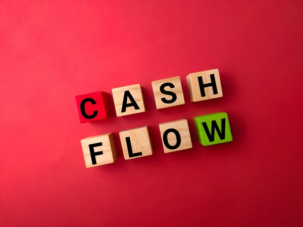 Bloque Madera Con Palabra Cash Flow Sobre Fondo Rojo — Foto de Stock