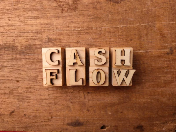 Letras Madera Dispuestas Palabra Cash Flow Sobre Fondo Madera — Foto de Stock