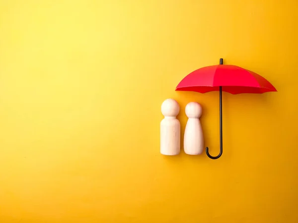 Egy Pár Fából Készült Bábu Piros Esernyővel Borítva Sárga Alapon — Stock Fotó
