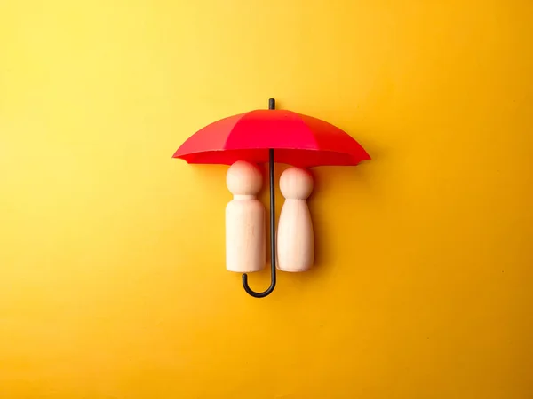 Egy Pár Fából Készült Bábu Piros Esernyővel Borítva Sárga Alapon — Stock Fotó