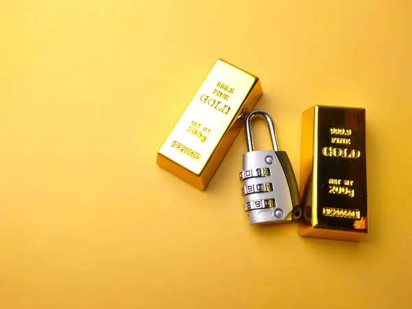 Arany Rúd Lakat Pénzügyi Koncepció Konceptuális Kép Sárga Alapon — Stock Fotó