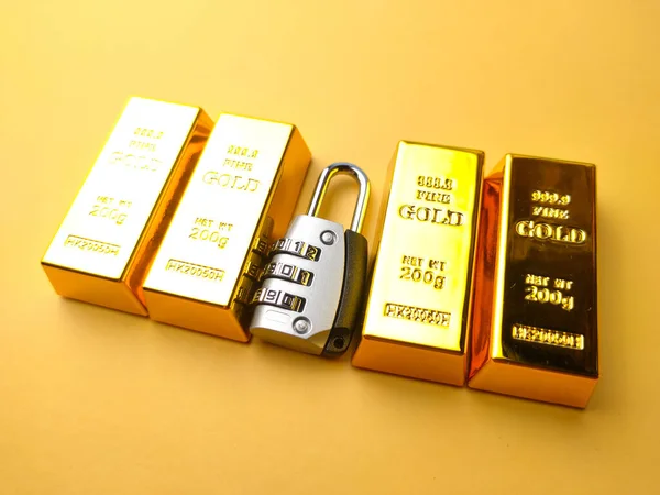 Złote Sztabki Kłódka Koncepcja Finansowa Konceptualny Obraz Żółtym Tle — Zdjęcie stockowe