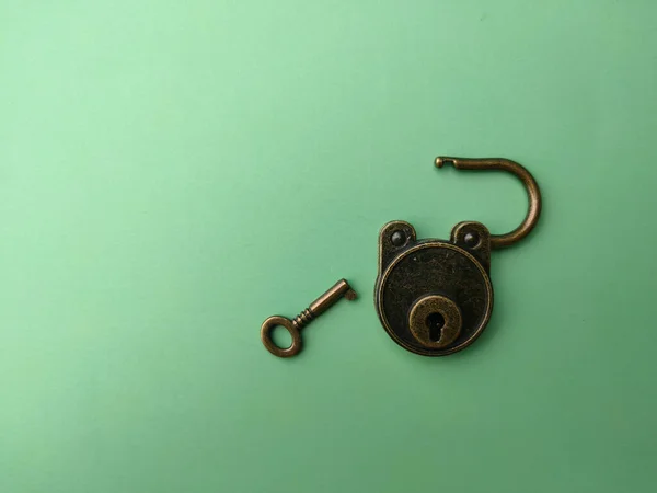 Vintage Brązowy Klucz Kłódka Miękkim Zielonym Papierze Obraz Tła Kopią — Zdjęcie stockowe