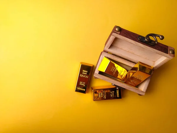 Винтажная Деревянная Коробка Золотым Слитком Желтом Фоне — стоковое фото