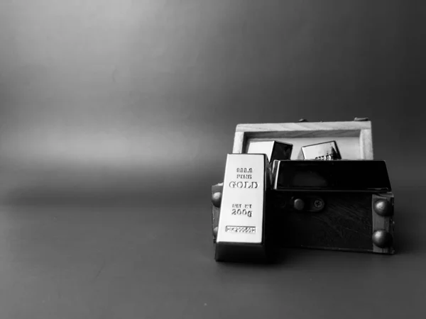 Черно Белый Винтажный Деревянный Ящик Золотым Слитком Внутри Черно Белом — стоковое фото