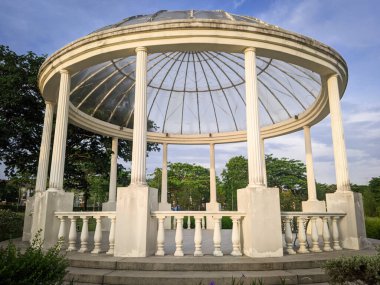 Sepang, Malezya, 6 Mayıs 2023 Sunsuria City 'nin Giverny Parkı' nda büyük beyaz bir çardağı olan güzel bir atmosfer.