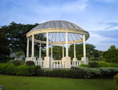 Sepang, Malezya, 6 Mayıs 2023 Sunsuria City 'nin Giverny Parkı' nda büyük beyaz bir çardağı olan güzel bir atmosfer.