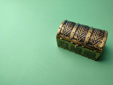 Yumuşak yeşil zemin üzerinde hazine kutusu.