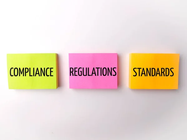 Цветная Липкая Нота Словом Compliance Regulations Standards Белом Фоне — стоковое фото