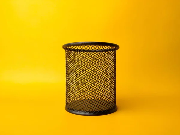 円筒形の金属ネットボックスペンシルホルダー黄色の背景に隔離 — ストック写真