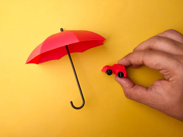 Piros Esernyővel Borított Sárga Hátterű Kézikocsi — Stock Fotó