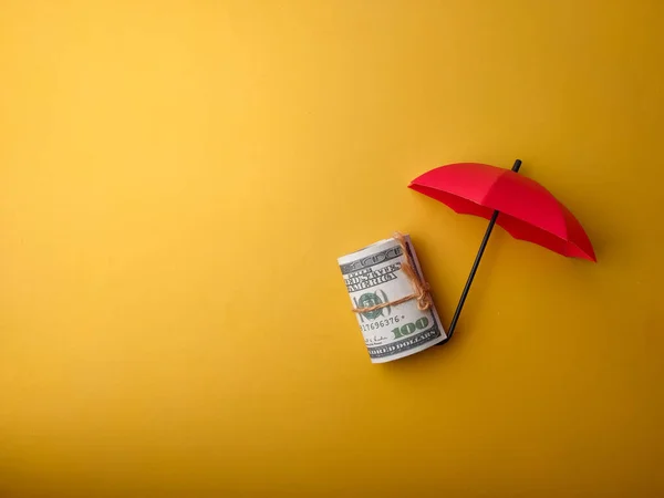 Красный Зонтик Покрытые Банкноты Желтом Фоне — стоковое фото