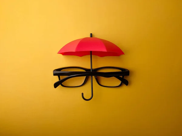 Piros Esernyővel Borított Szemüveg Sárga Alapon Való Megtekintéséhez — Stock Fotó