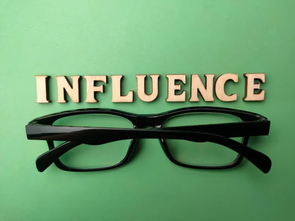Dřevěné Slovo Brýle Slovem Influence Zeleném Pozadí — Stock fotografie