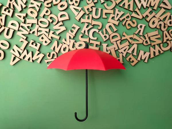 Piros Esernyő Szó Zöld Háttér — Stock Fotó