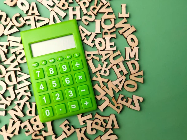 Calcolatrice Verde Parola Legno Sfondo Verde — Foto Stock
