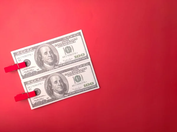 Banknotlar Kırmızı Arkaplanda Tahta Klipler — Stok fotoğraf