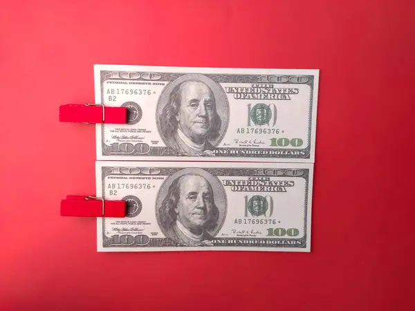 Bankovky Dřevěné Spony Červeném Pozadí — Stock fotografie