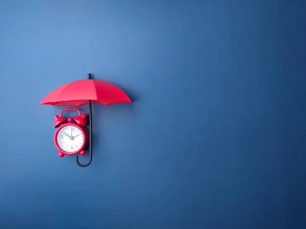 Kırmızı Şemsiye Kırmızı Alarm Saati Mavi Arkaplanda Kopya Alanı Ile — Stok fotoğraf