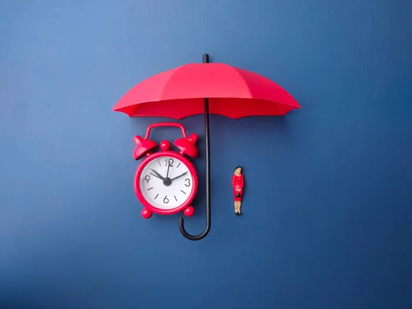 Roter Regenschirm Uhr Und Miniaturmenschen Auf Blauem Hintergrund — Stockfoto
