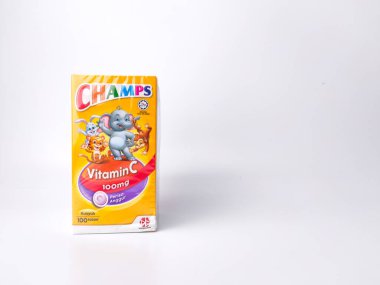 Perak, Malezya - Haziran 12023: Beyaz arka planda CHAMPS markasından çocuklar için C vitamini kutusu