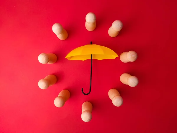 Sárga Esernyő Körül Fából Készült Szobrok Piros Háttér — Stock Fotó